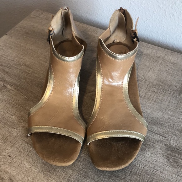 Aerosols heel rest tan with gold trim sandals  8 - Picture 1 of 9